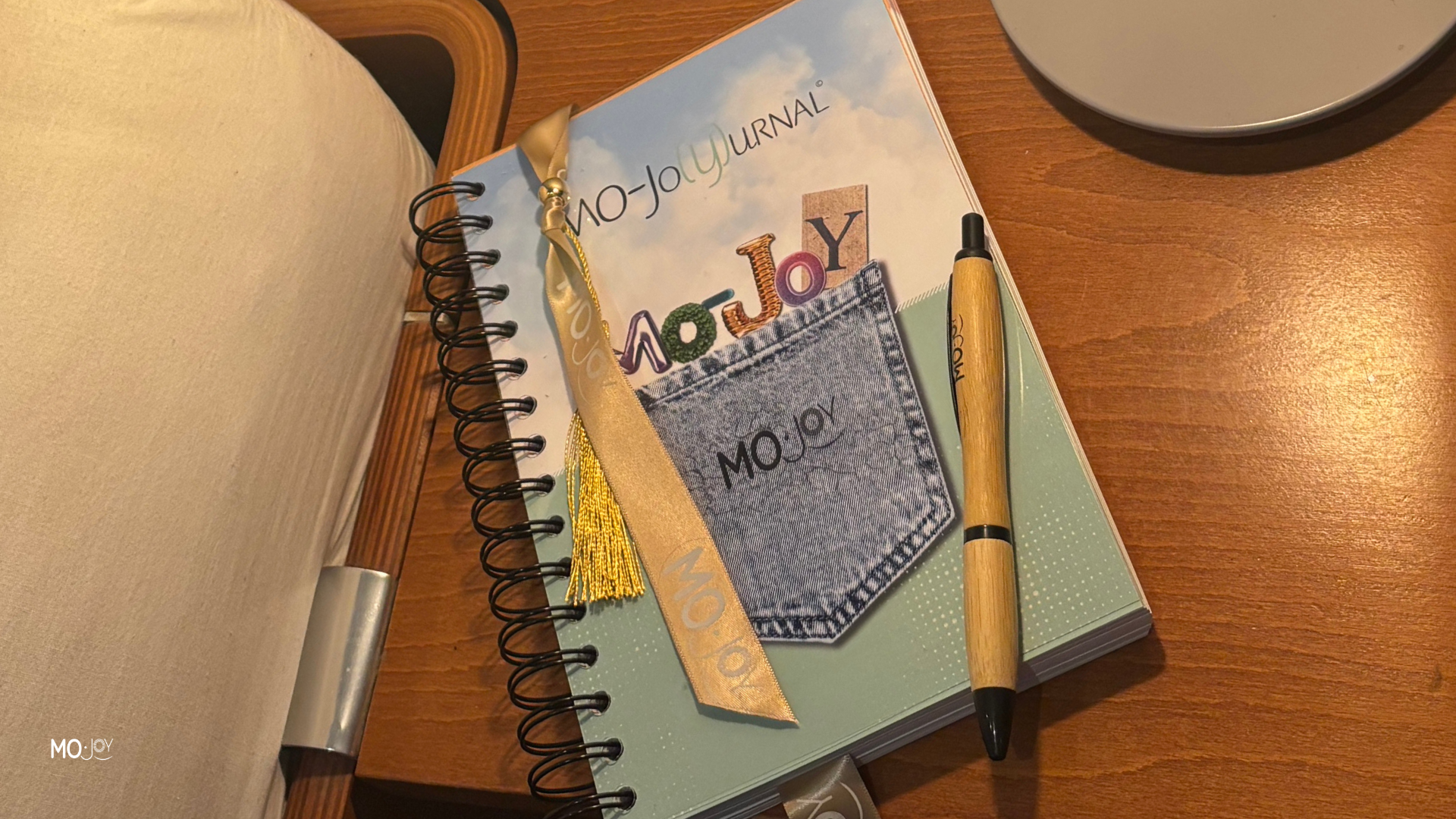 Een inspirerend blog over het gebruik van een journal of dankbaarheidsdagboek, van MO-JoY.nl. Ontdek hoe een klein ritueel op je nachtkastje je helpt om rust, plezier en bewustzijn terug te vinden in het dagelijks leven.