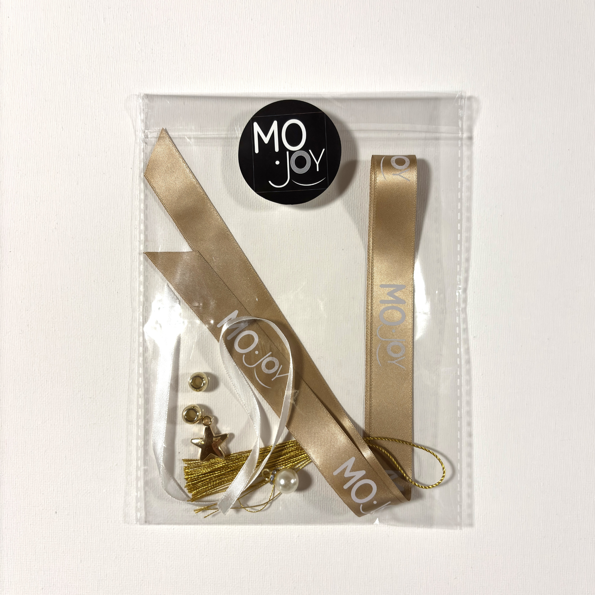 DIY boekenlegger knutselpakket, in goud wit variant van MO-JoY. Leuk om te maken, leuk om te gebruiken en leuk om een ander cadeau te geven! Je ontvangt een totaalpakket inclusief uitleg. Kijk op mo-joy.nl